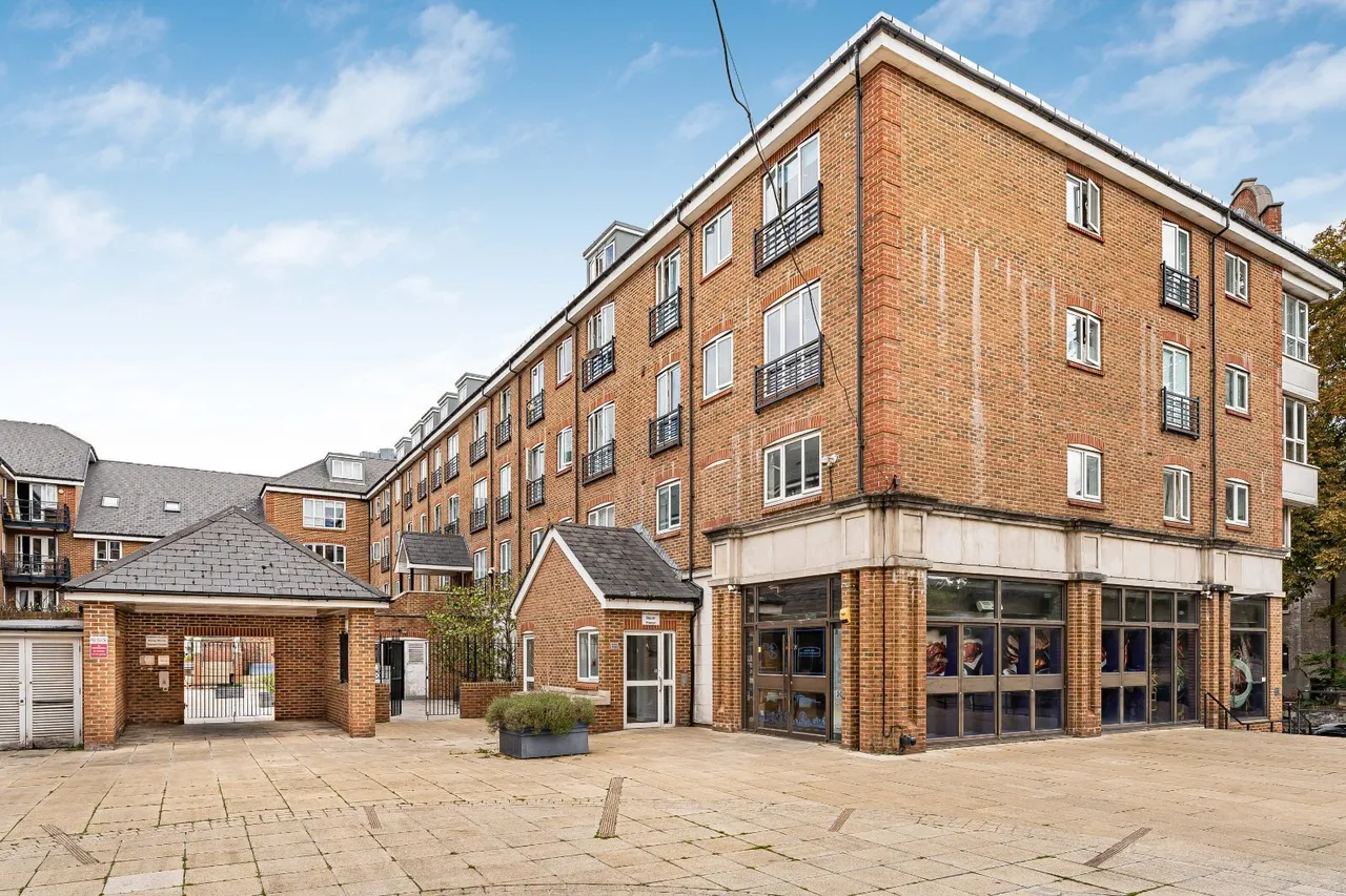 High Street, Brentford, TW8, photo 4