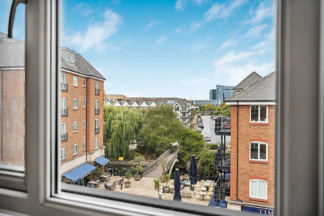 High Street, Brentford, TW8, photo 22