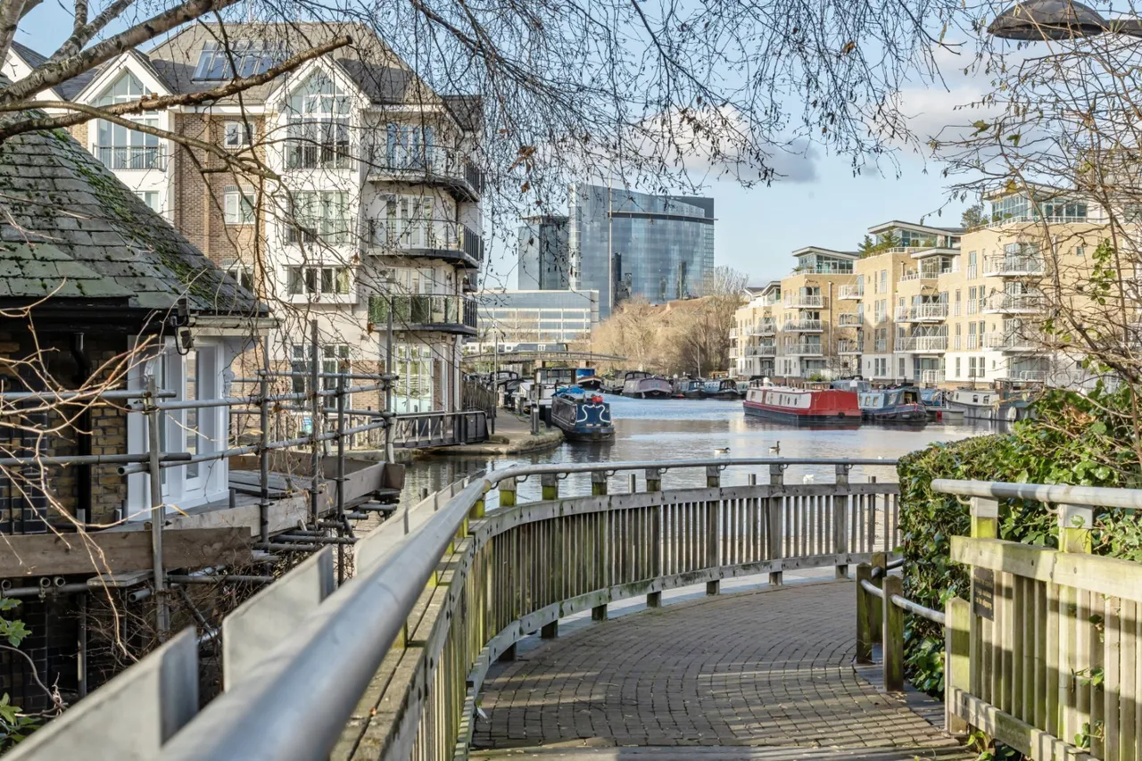 High Street, Brentford, TW8, photo 19