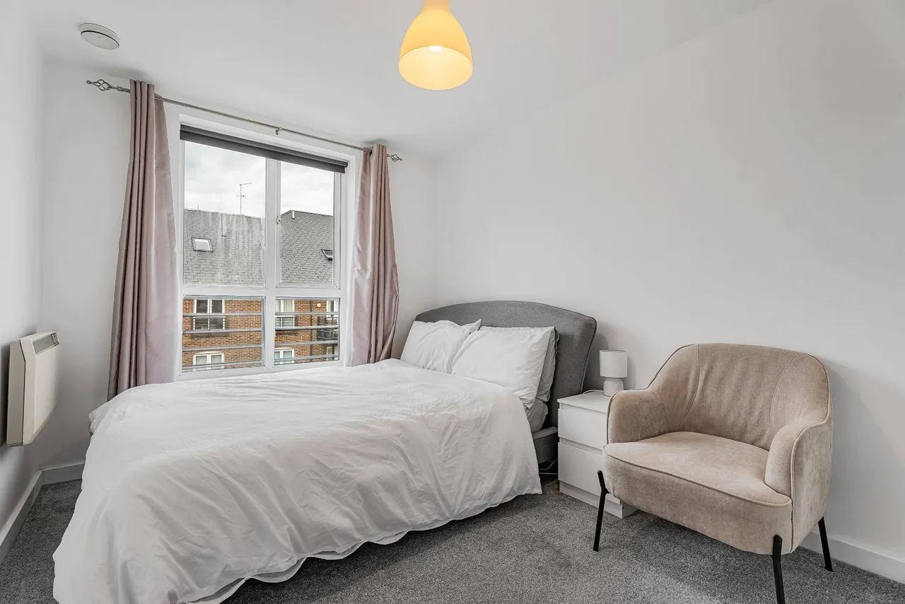 High Street, Brentford, TW8, photo 9