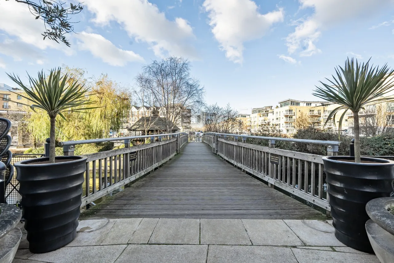 High Street, Brentford, TW8, photo 16