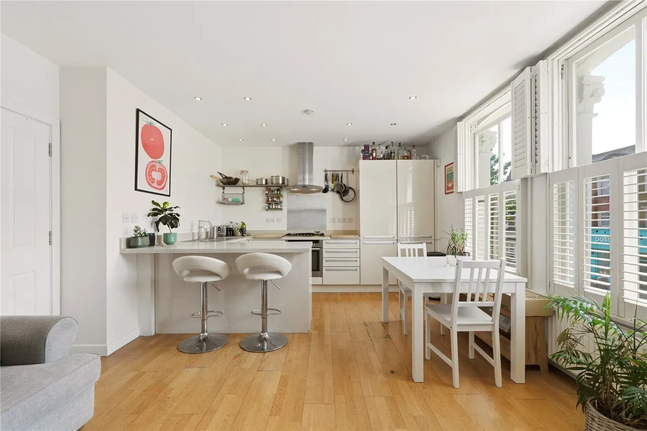 2 bed flat for sale, Northcote Road, London, SW11