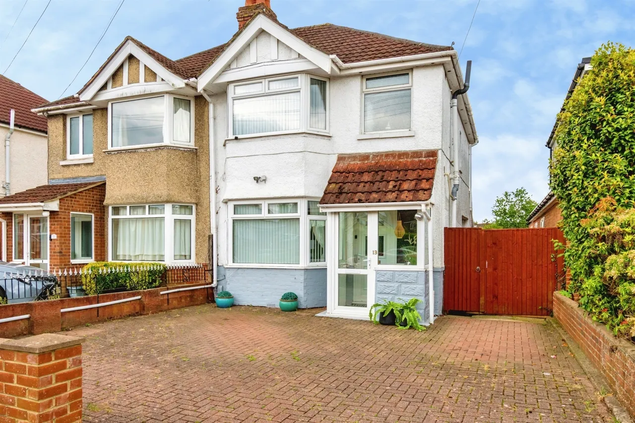 3 bed house for sale — Crabwood Road, Southampton