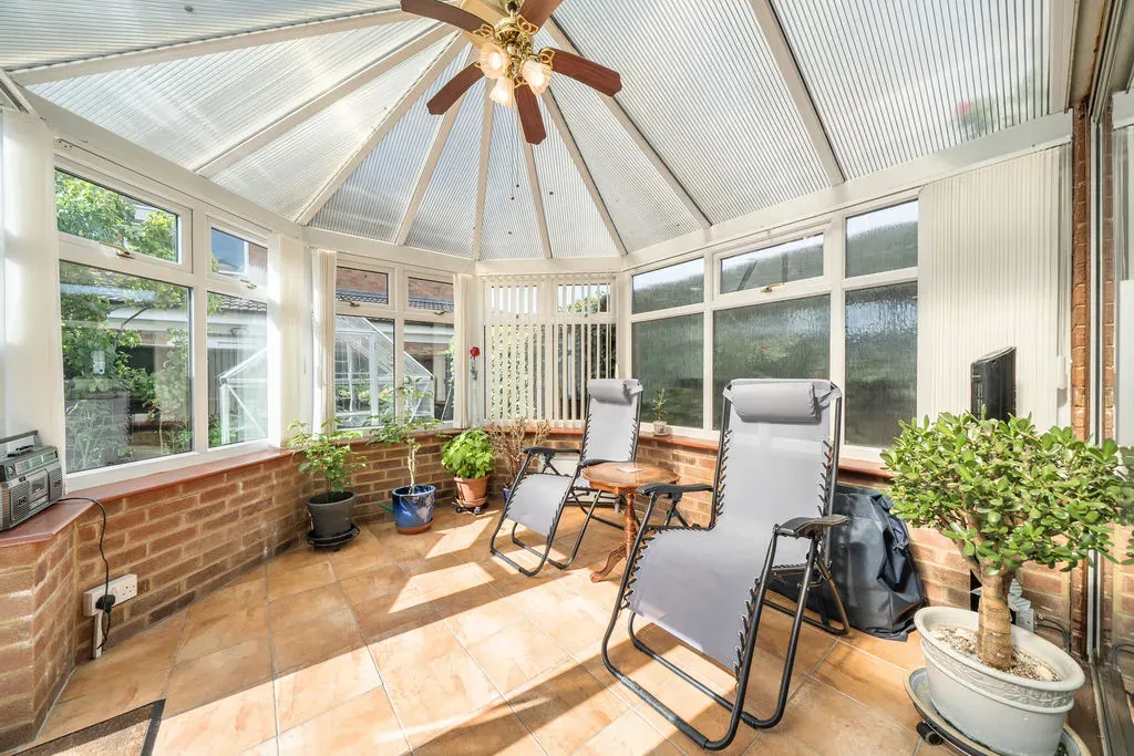 Frensham Drive, Bletchley, Milton Keynes, Buckinghamshire, MK2 3AP, photo 6