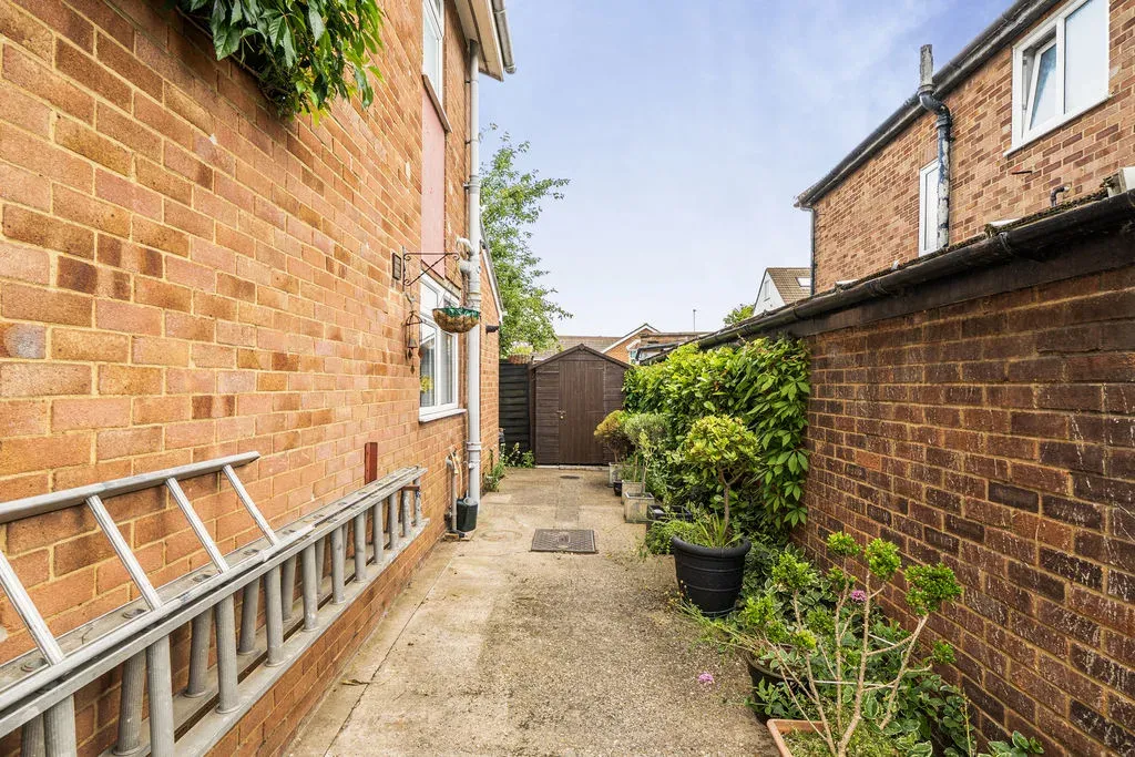 Frensham Drive, Bletchley, Milton Keynes, Buckinghamshire, MK2 3AP, photo 17