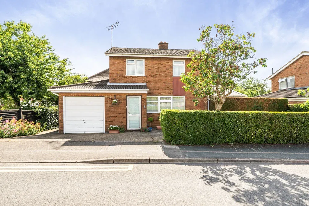 3 bed house for sale — Frensham Drive, Bletchley, Milton Keynes, Buckinghamshire, MK2 3AP