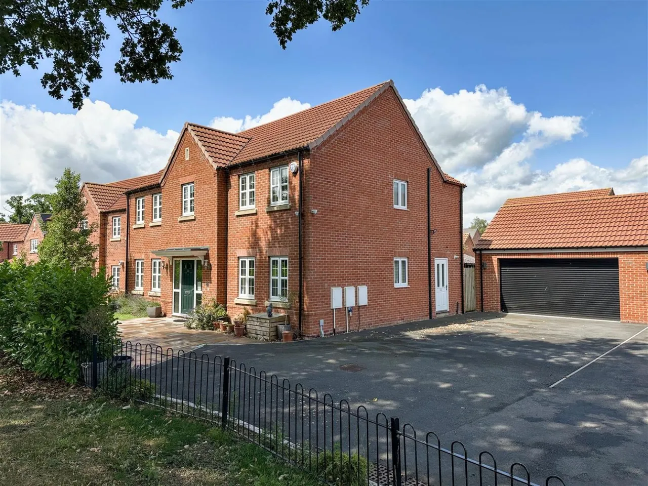 4 bed house for sale — Goldfinch Way, Easingwold, York