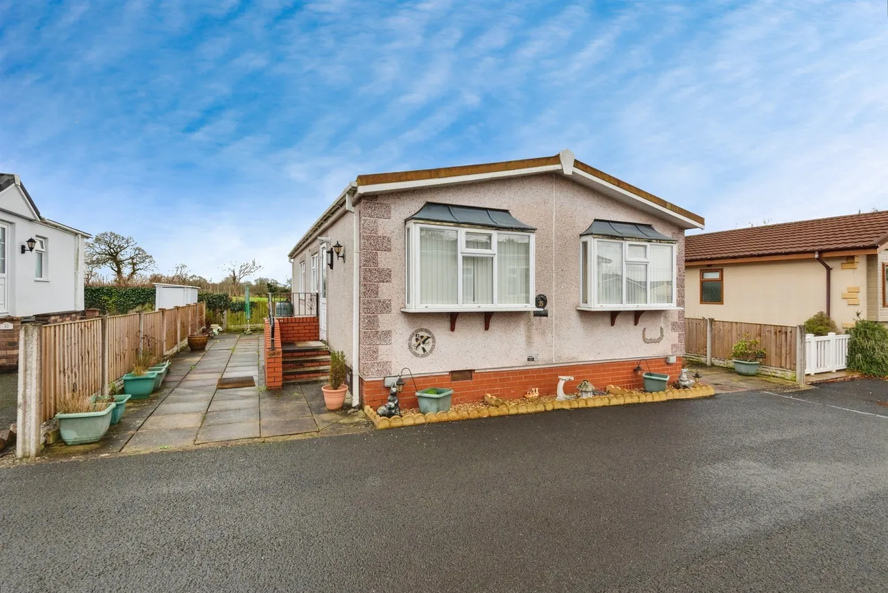 2 bed park home for sale — Chester Road, Dunham On The Hill, Frodsham