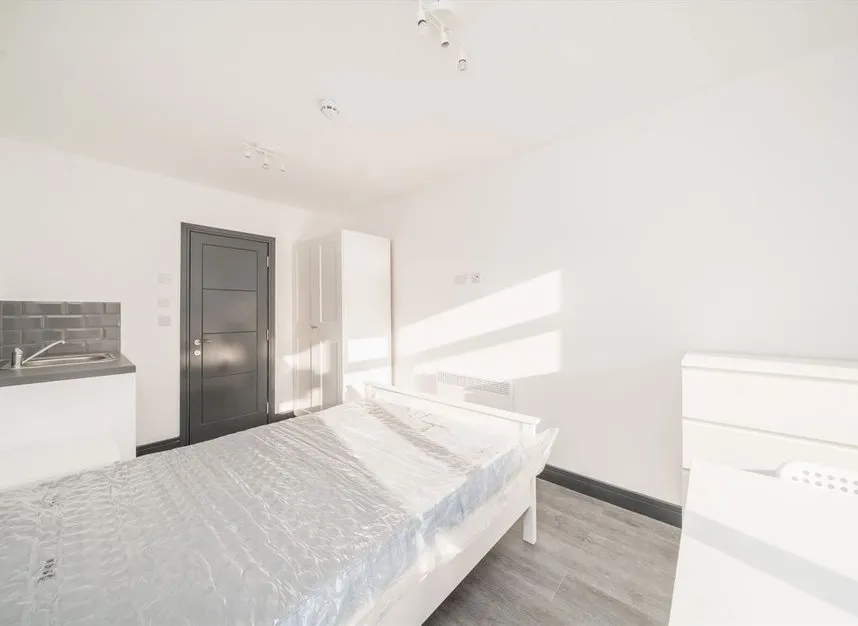 Wellington Avenue, Hounslow, TW3, photo 2