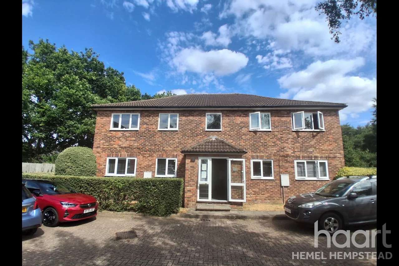 2 bed flat to rent, The Swallows, AL7