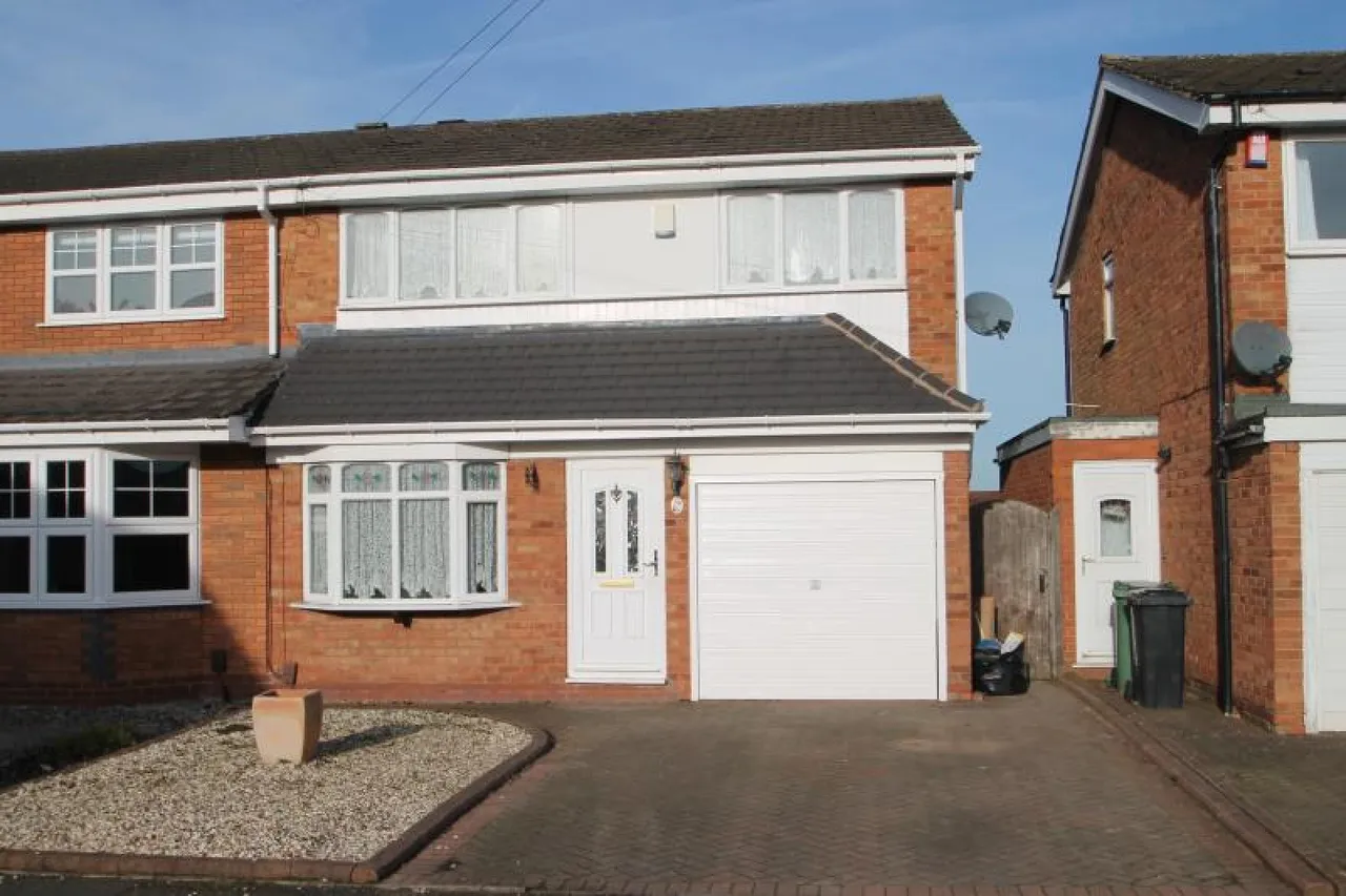 3 bed uk to rent — 19 Moray Close Hurst Green, Halesowen, West Midlands, B62 9PP, UK