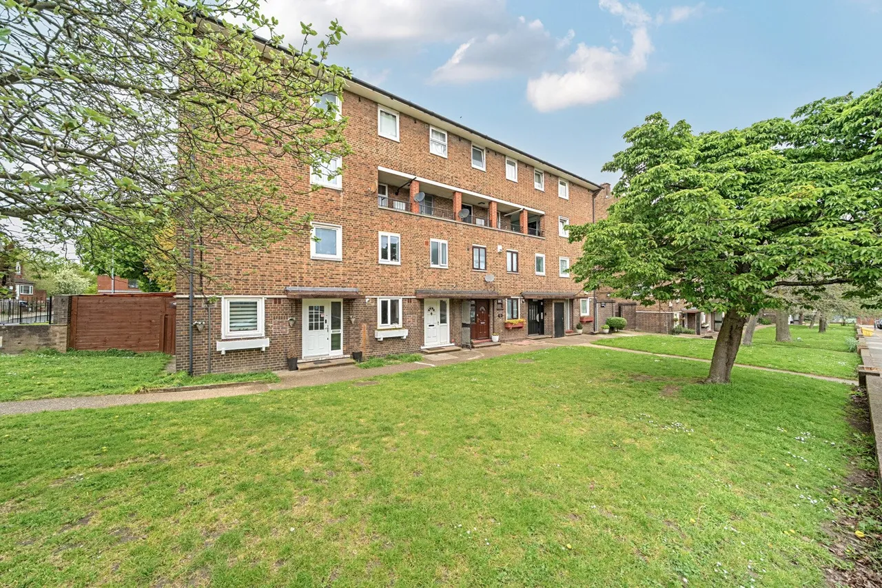 2 bed flat for sale — Charles Grinling Walk, SE18