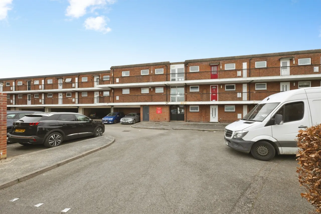 2 bed flat for sale — Chaucer Way, Hoddesdon