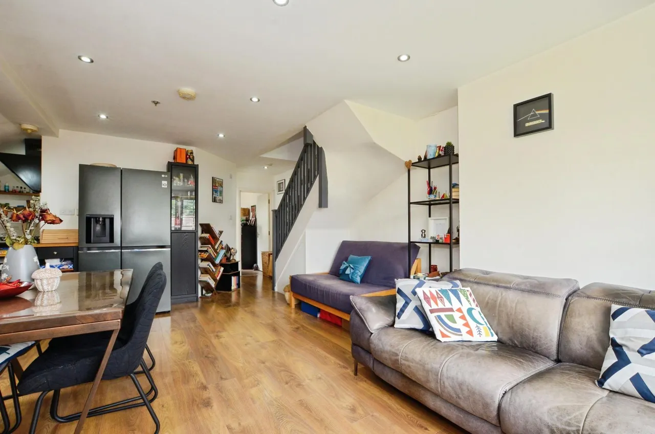 2 bed flat for sale, Sparrows Herne, Bushey, WD23