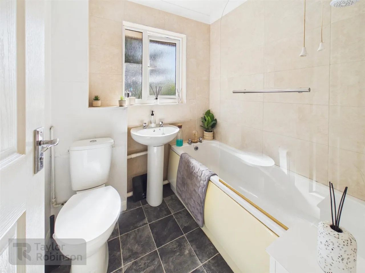 Oakfields, Pound Hill, RH10, photo 5