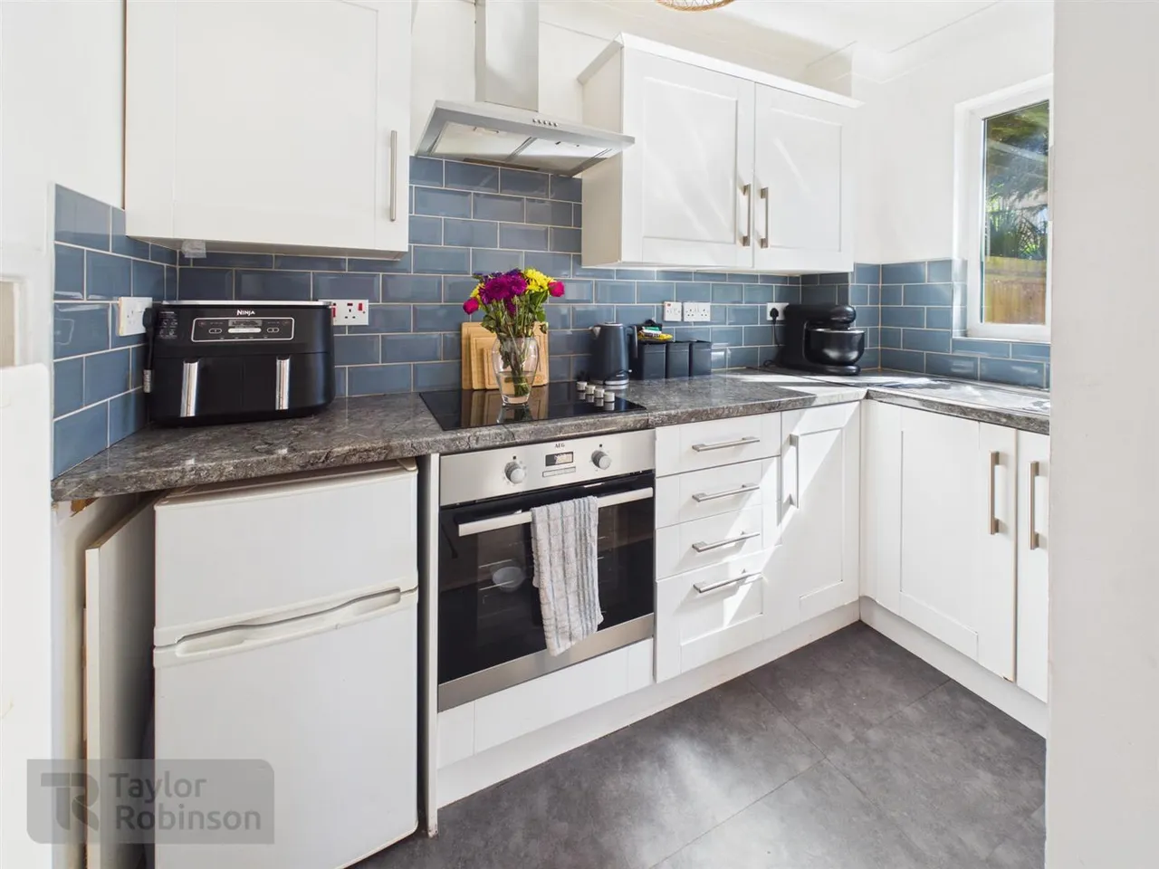 Oakfields, Pound Hill, RH10, photo 4