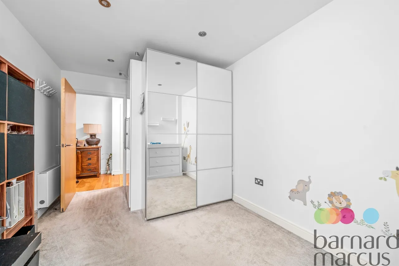 Regents Park Road, London, N3, photo 12