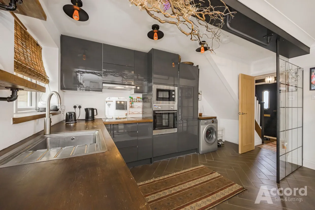 Hunters Hall Road, Dagenham, RM10, photo 5