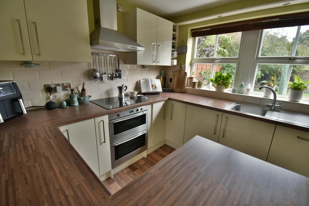 Wollaton Road, BH22, photo 3