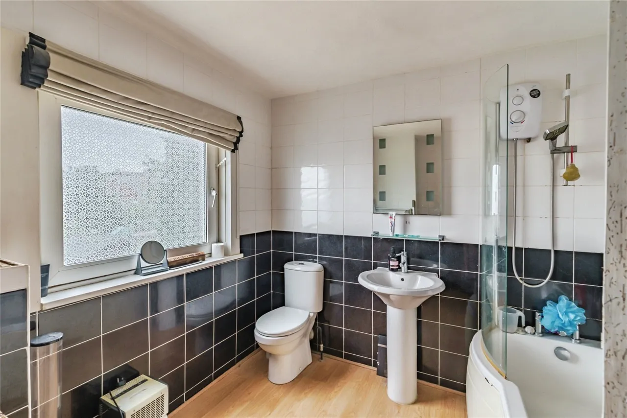 Upper Yarborough Road, East Cowes, PO32, photo 11