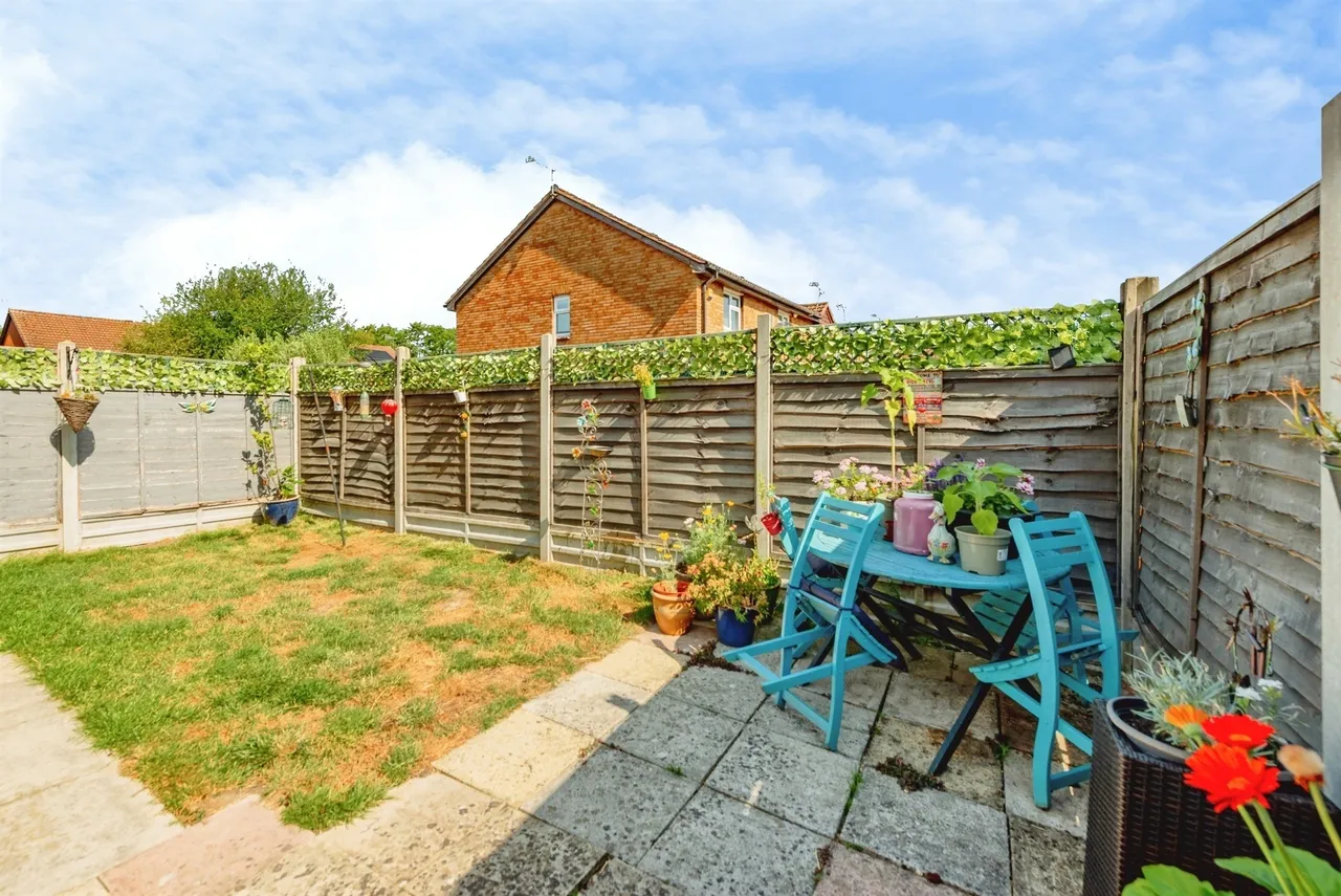 St. Aubin Close, Crawley, photo 2