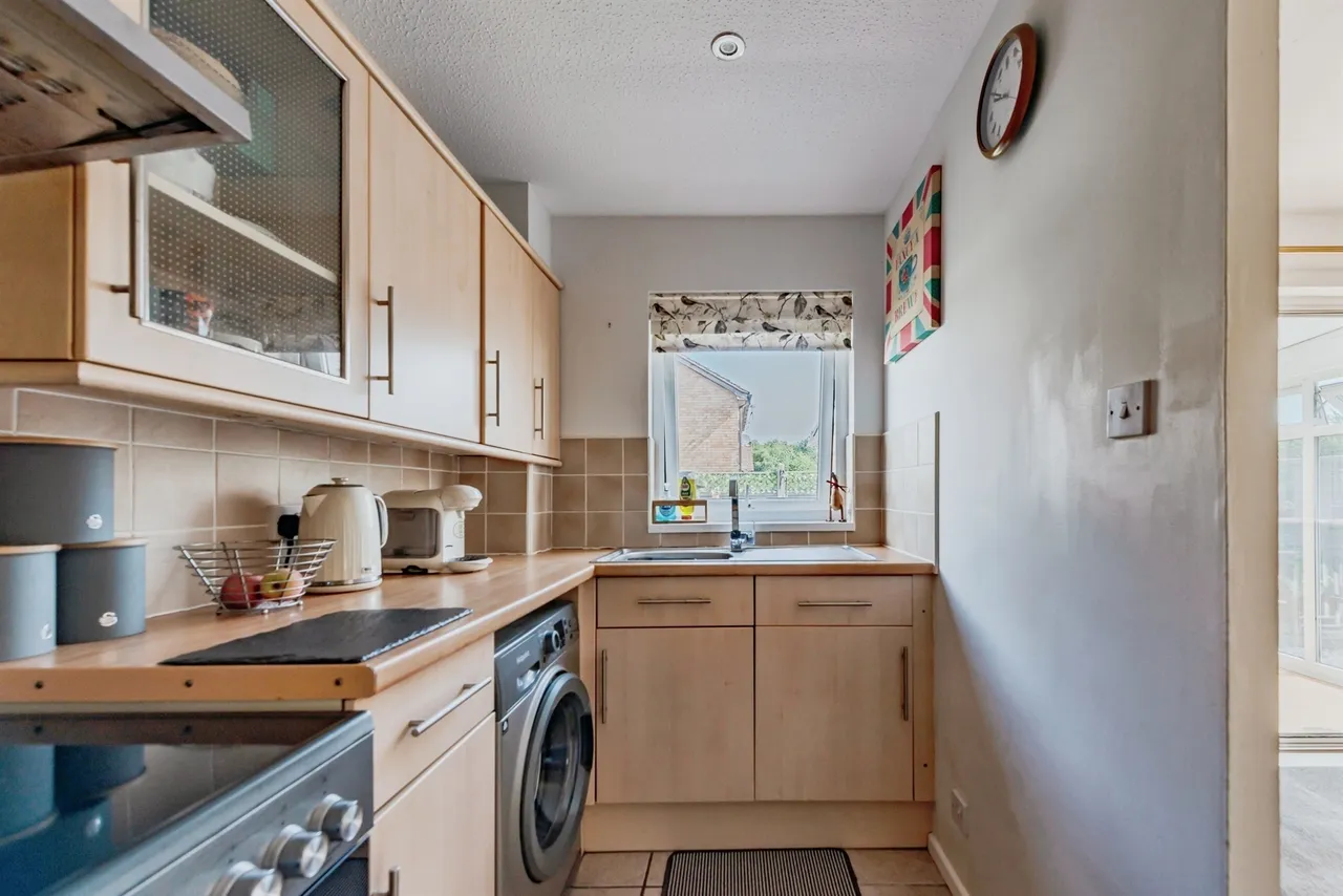 St. Aubin Close, Crawley, photo 5