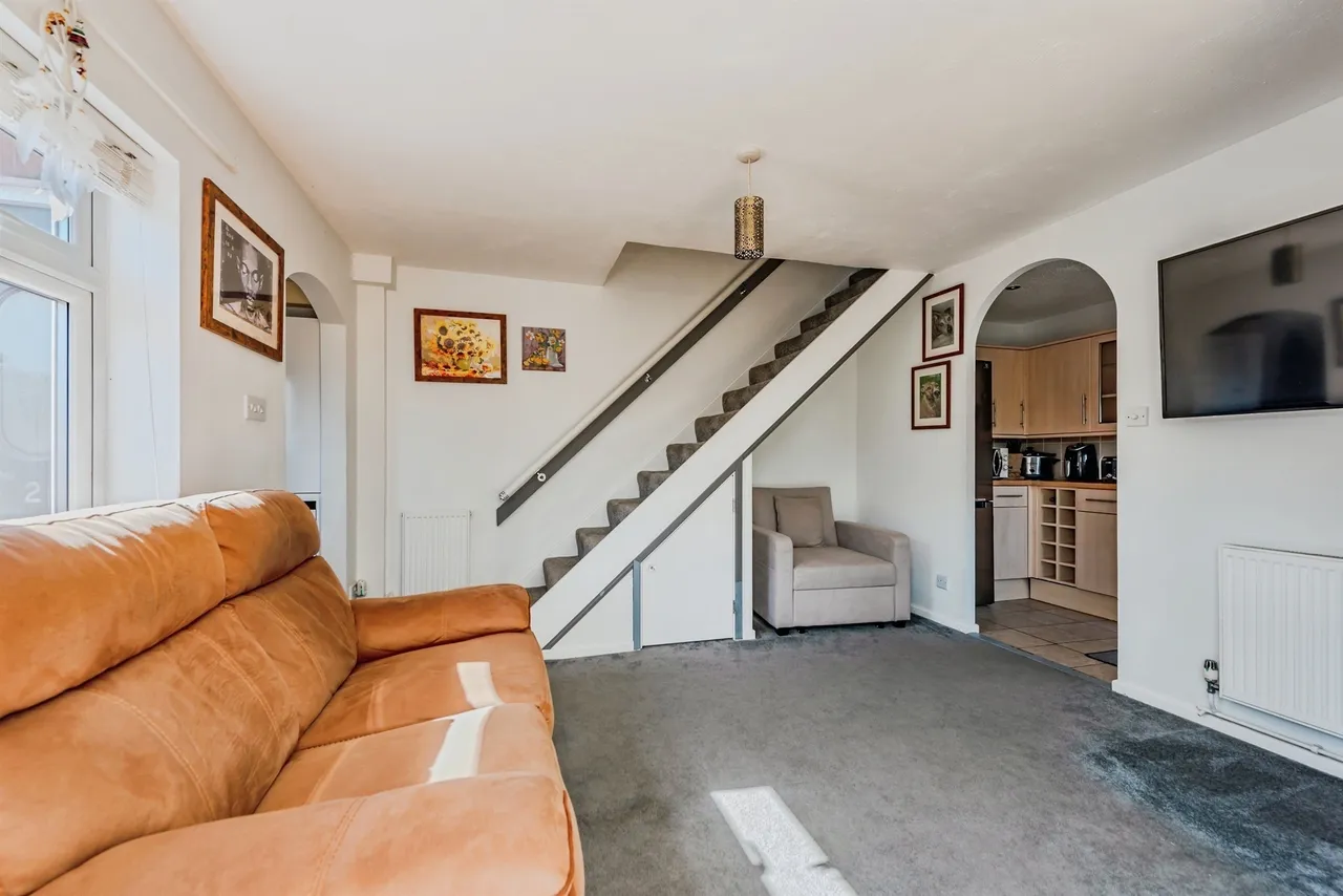 St. Aubin Close, Crawley, photo 3