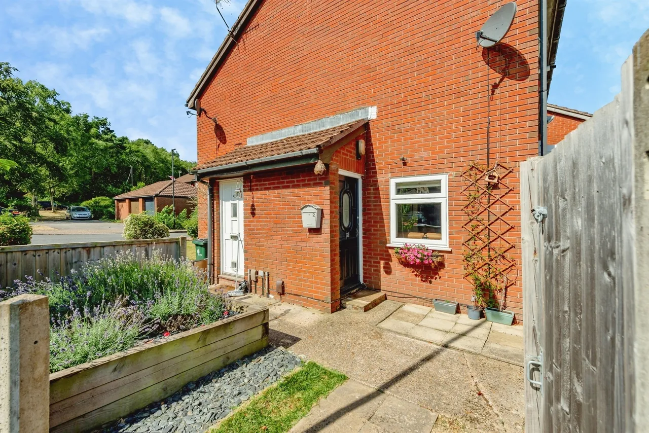 1 bed house for sale — St. Aubin Close, Crawley