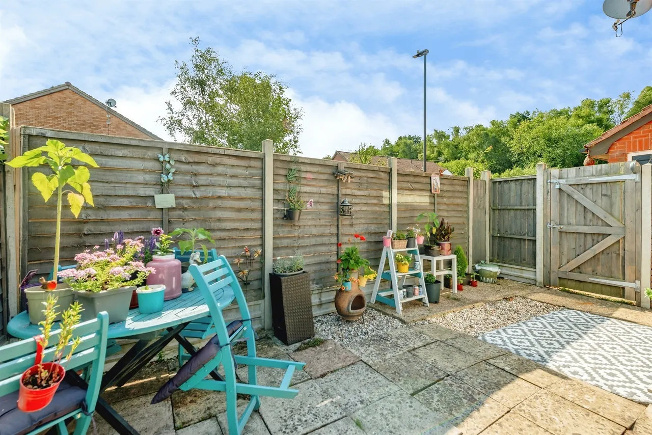 St. Aubin Close, Crawley, photo 12