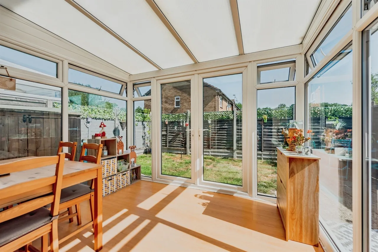 St. Aubin Close, Crawley, photo 6