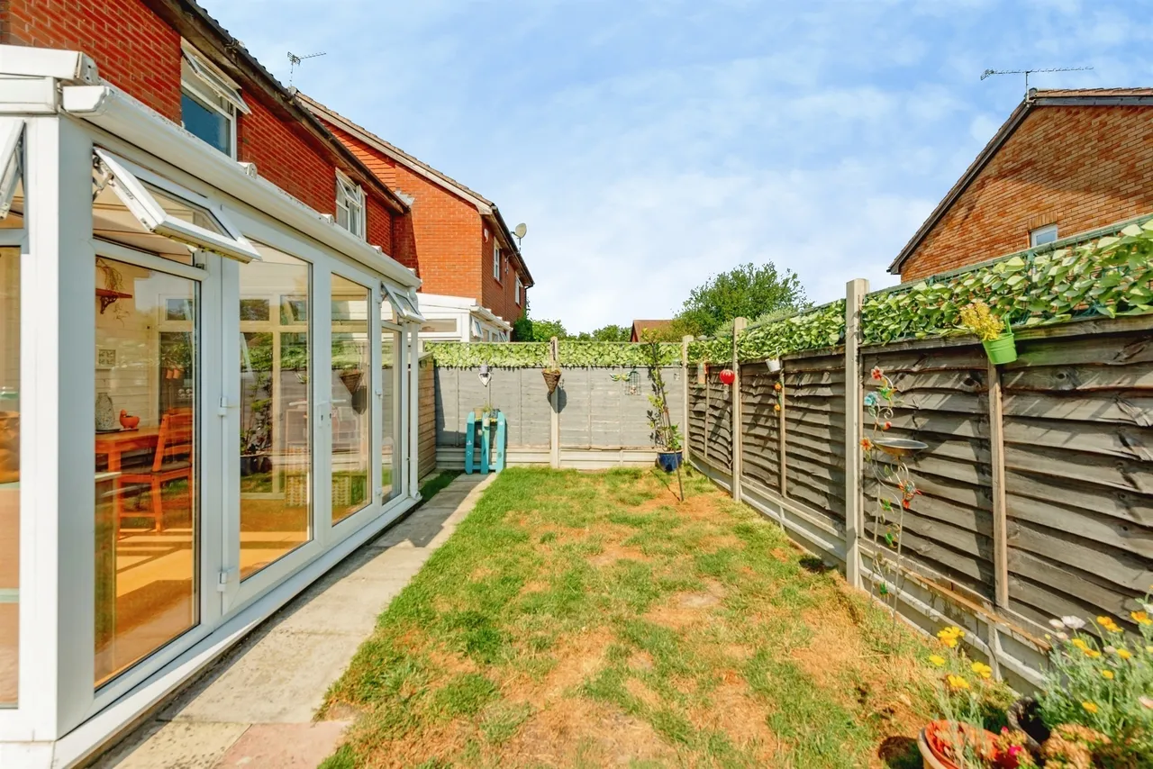 St. Aubin Close, Crawley, photo 11