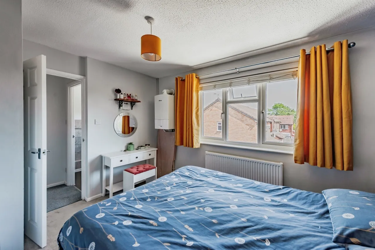 St. Aubin Close, Crawley, photo 8