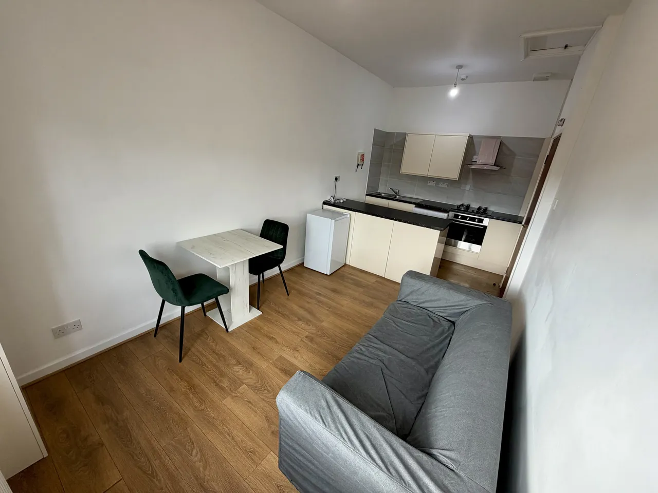 Dickenson Road, M13, photo 3