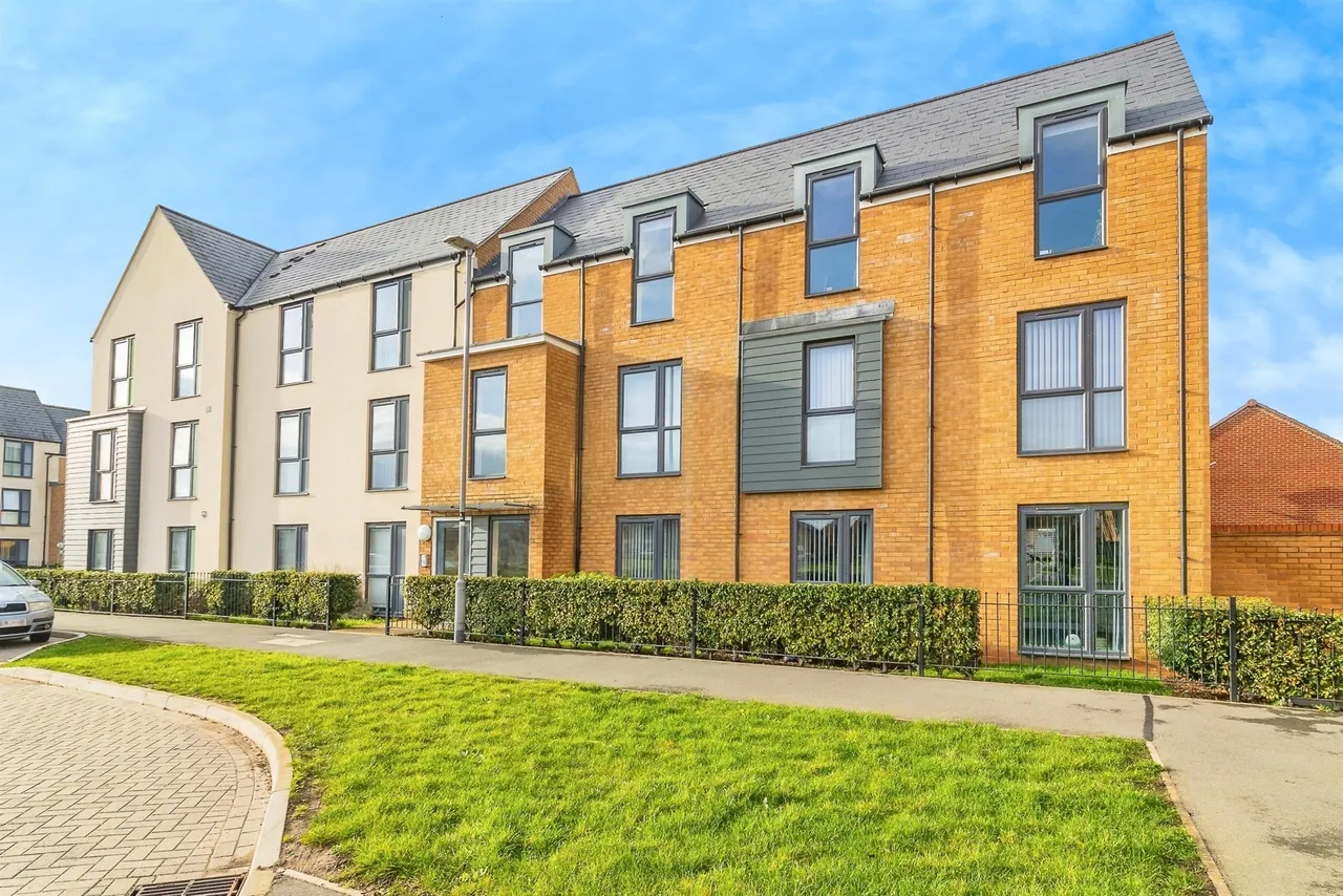 2 bed flat for sale — Ellerman Square, Brooklands, Milton Keynes
