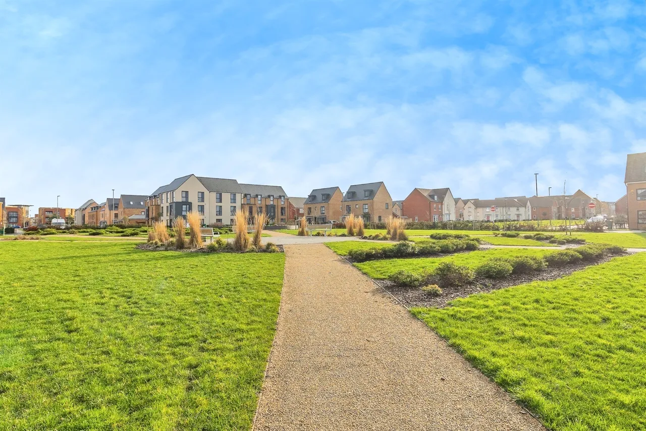 Ellerman Square, Brooklands, Milton Keynes, photo 5