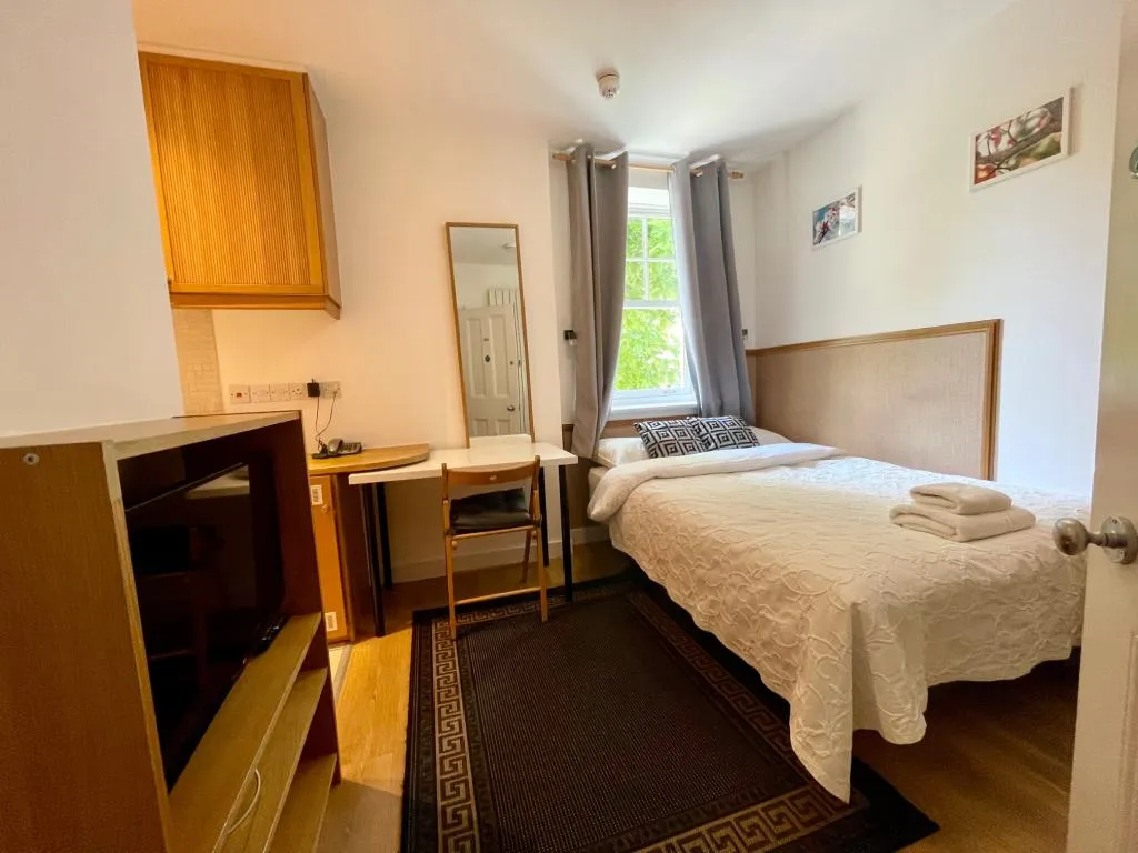 property to rent, Fulham Palace Road, Hammersmith, W6