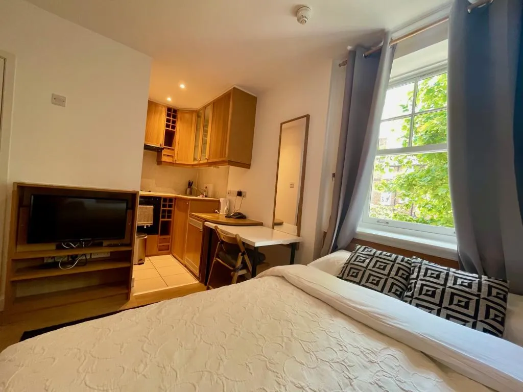 Fulham Palace Road, Hammersmith, W6, photo 4