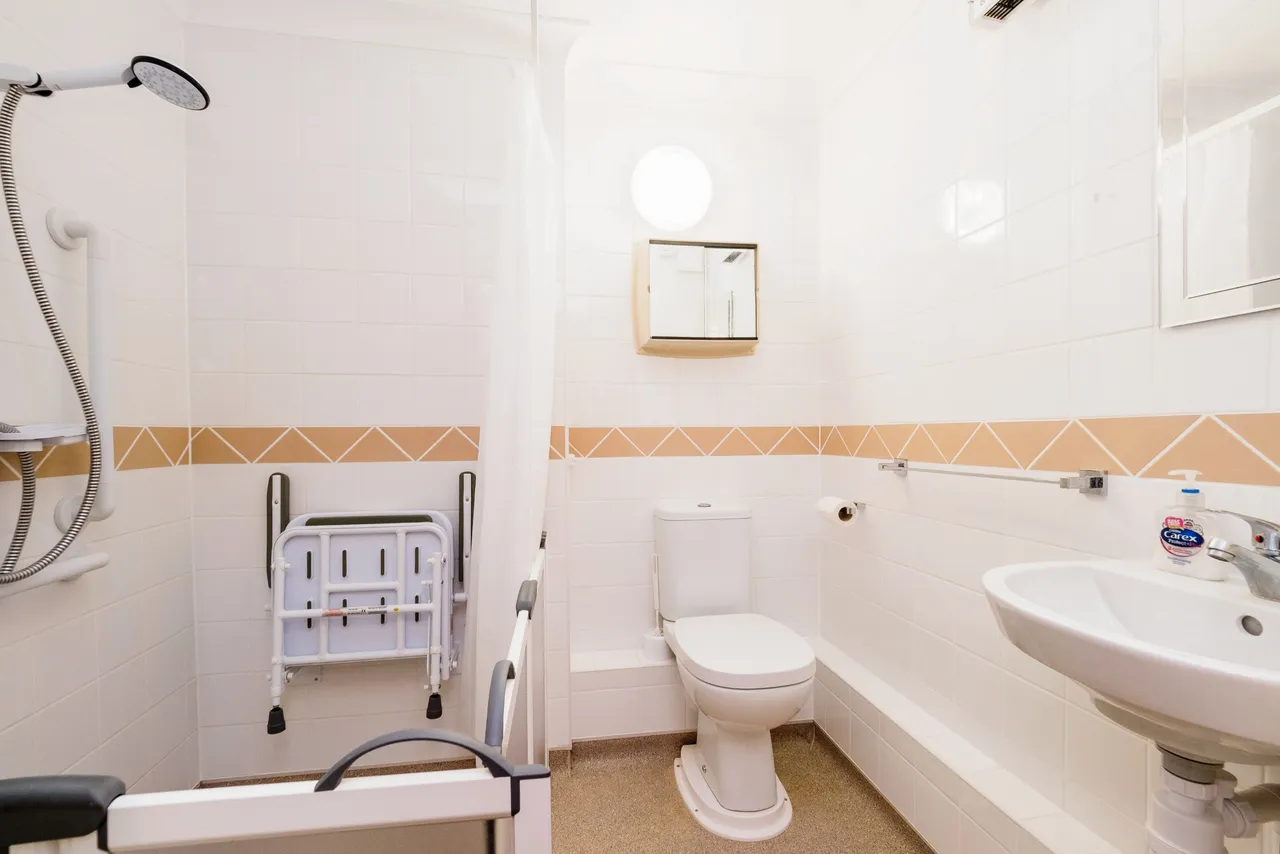 Beehive Lane, Ilford, IG4, photo 9