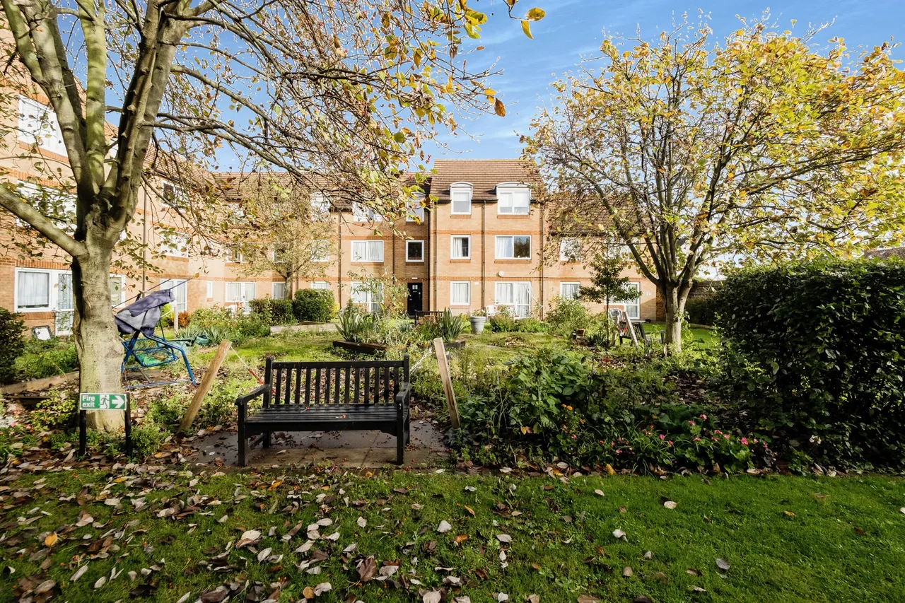 1 bed retirement property for sale, Beehive Lane, Ilford, IG4