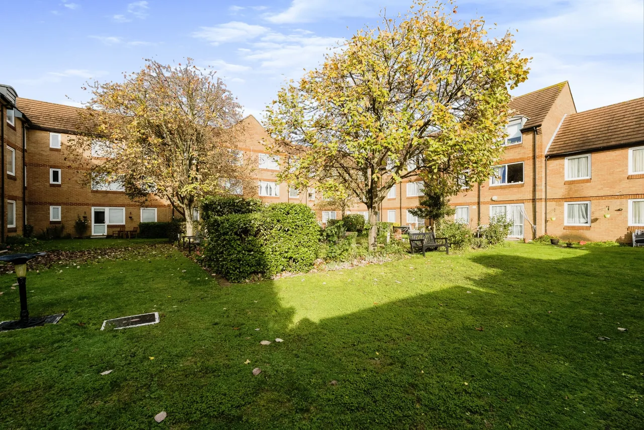 Beehive Lane, Ilford, IG4, photo 2