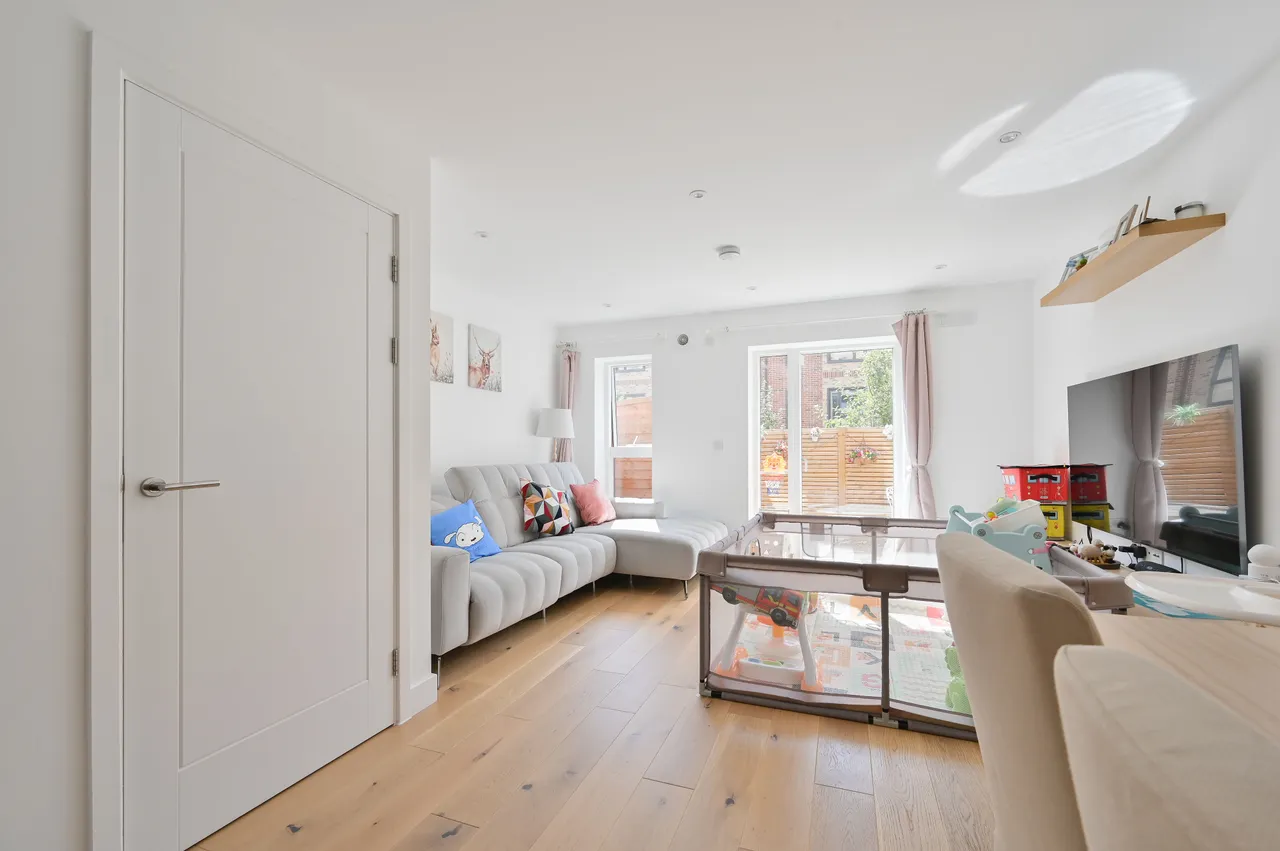 23 Deckle Avenue, Watford, photo 5