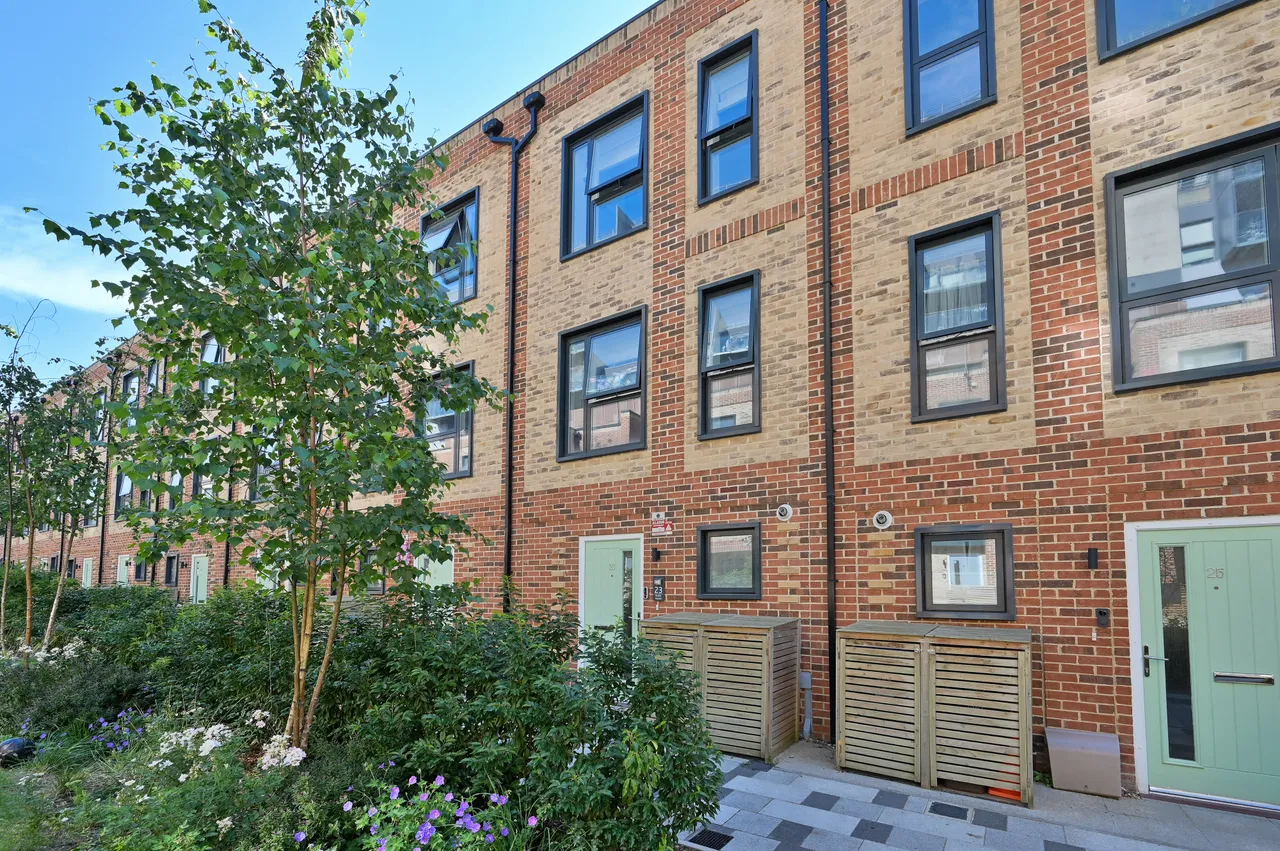 3 bed house for sale — 23 Deckle Avenue, Watford