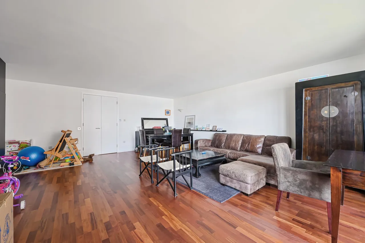 2 bed flat for sale, Fairmont Avenue, E14