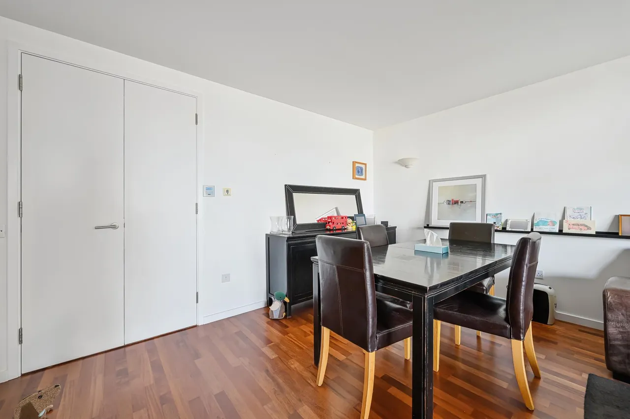 Fairmont Avenue, E14, photo 2
