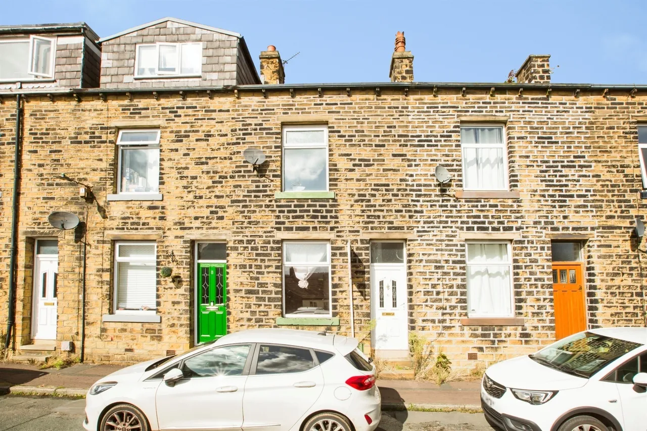 3 bed house for sale — Denby Place, Sowerby Bridge
