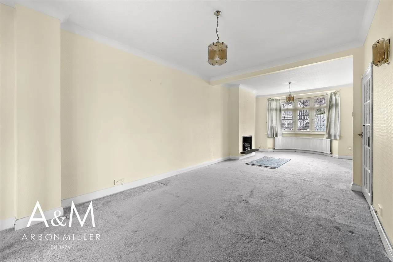 Fullwell Avenue, Barkingside, Essex, Ilford, IG62HJ, photo 2
