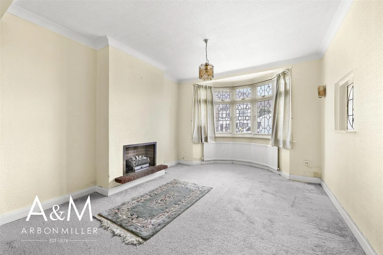 Fullwell Avenue, Barkingside, Essex, Ilford, IG62HJ, photo 3