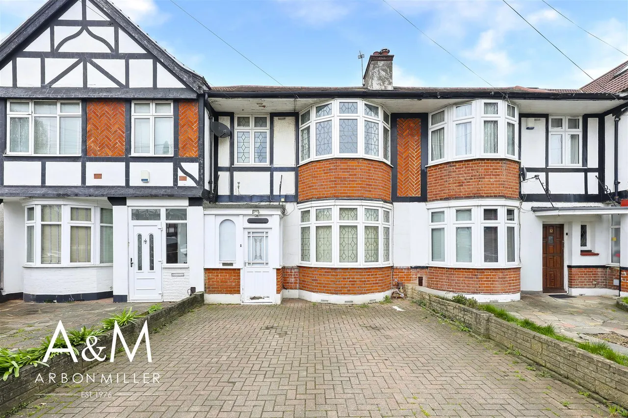 3 bed property for sale — Fullwell Avenue, Barkingside, Essex, Ilford, IG62HJ
