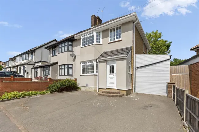 3 bed property for sale — Honeycroft Hill, Uxbridge