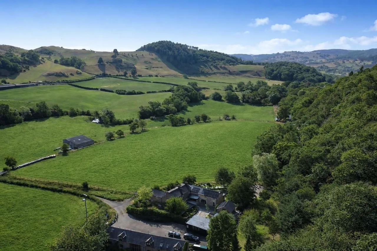Llansantffraid, SY22, photo 2